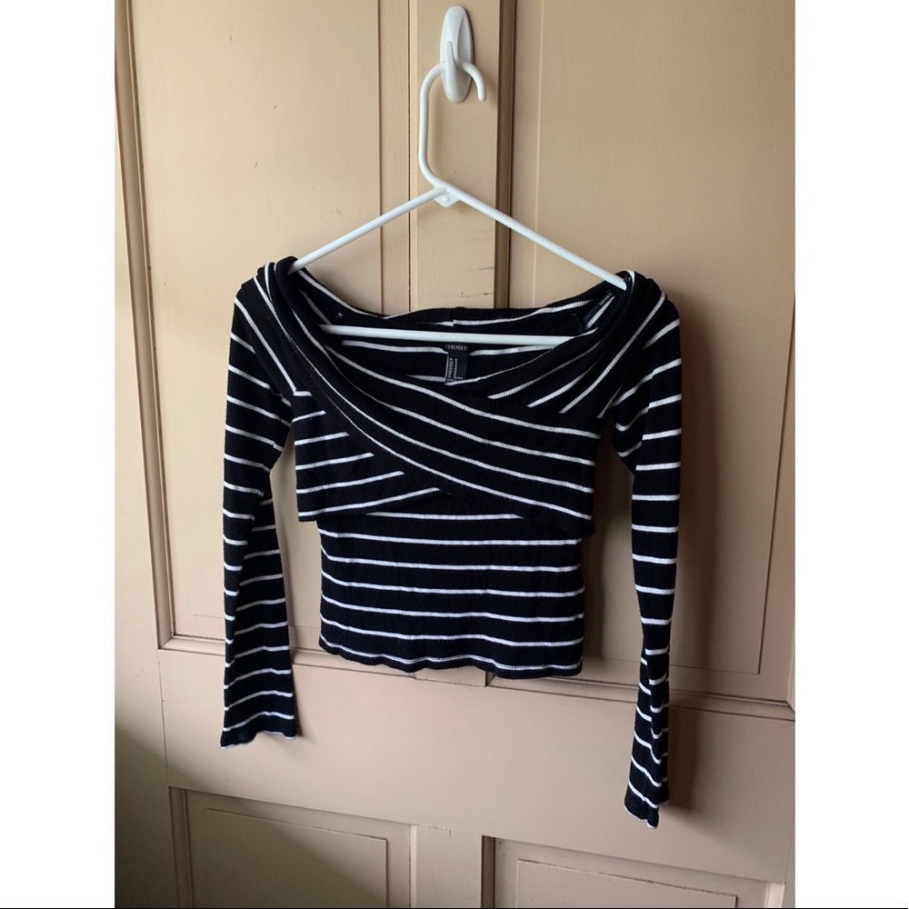 ✨ FOREVER 21 BLACK STRIPES CROP TOP LONG SLEEVE ✨